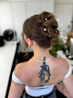 Elegante Hochsteckfrisur mit Perlen – Inspiration für Hochzeit und Festtage