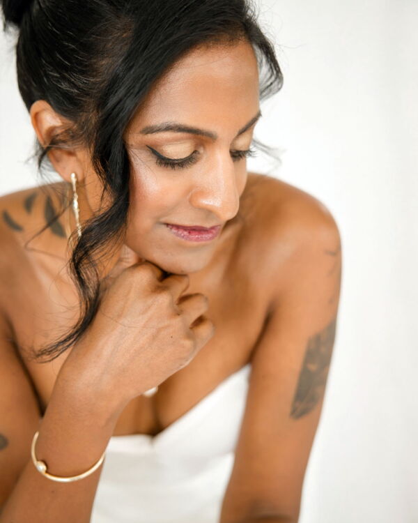 Close-up der Braut mit natürlichem Braut-Make-up und Hochsteckfrisur