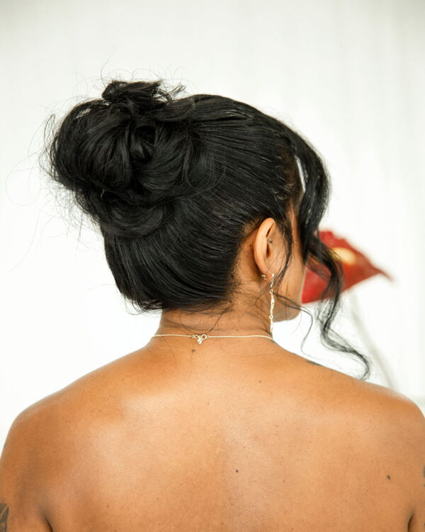 Detailaufnahme der Braut-Hochsteckfrisur von hinten