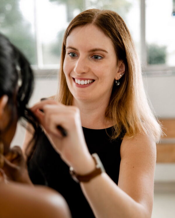 Alba beim Brautstyling – Make-up-Artistin stylt das Haar der Braut im Studio